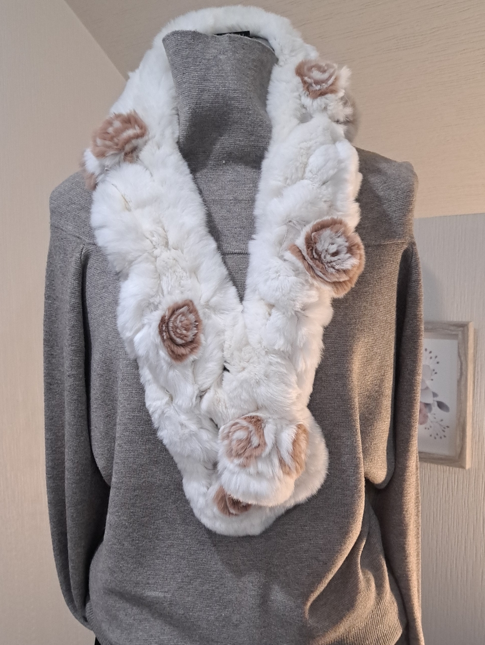 Source Unknown White Faux Fur Scarf with Beige Flower Appliqués